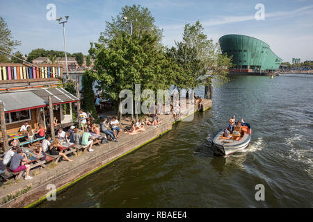 Les Pays-Bas, Amsterdam, Oosterdok. Restaurant en plein air et NEMO Museum Banque D'Images