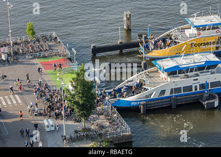 Les Pays-Bas, Amsterdam, vue aérienne de l'A'dam Tour, appelé A'dam Lookout. Ferries traversant la rivière IJ. Banque D'Images