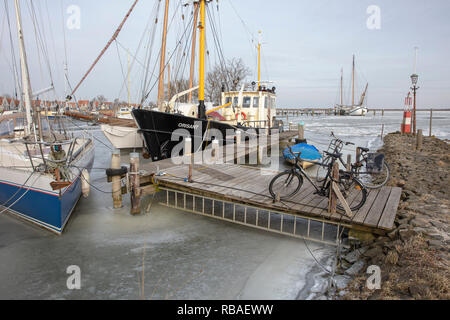 Les Pays-Bas, Amsterdam, de Durgerdam. Marina et bicyclettes. L'hiver, la glace. Lac IJmeer. Banque D'Images
