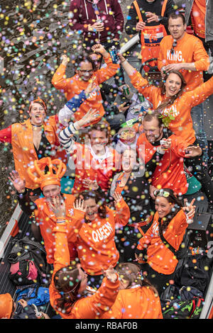 Les Pays-Bas, Amsterdam, festival pour célébrer l'anniversaire du roi Willem-Alexander. Kingsday, 27 avril. Les gens vêtue principalement de l'orange. C Banque D'Images