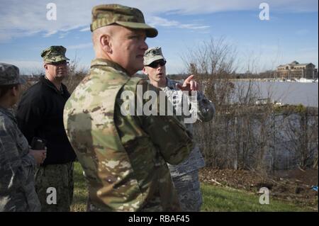 Le lieutenant-colonel Daniel Rebik, Travaux publics, droit, mémoires, le général James A. Jacobson, Air Force, commandant du district de Washington et à l'arrière Adm. Carl A. Lahti, district naval de Washington, commandant de l'état des digues à Joint Base Anacostia-Bolling, Washington, D.C., le 17 décembre 2018. Banque D'Images