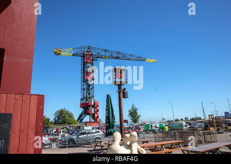 Les Pays-Bas, Amsterdam, NDSM trimestre. Grue Faralda hôtel avec 3 chambres et un studio de télévision. Plage de la ville de la rivière IJ. Banque D'Images