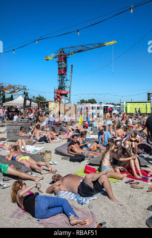 Les Pays-Bas, Amsterdam, NDSM trimestre. Ville célèbre plage, restaurant et lieu de l'événement PLLEK sur la rive nord de la rivière IJ. Contexte e Banque D'Images