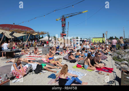 Les Pays-Bas, Amsterdam, NDSM trimestre. Ville célèbre plage, restaurant et lieu de l'événement PLLEK sur la rive nord de la rivière IJ. Contexte e Banque D'Images