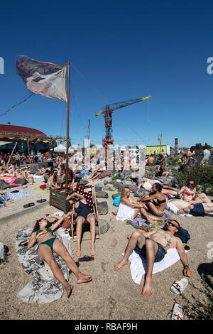 Les Pays-Bas, Amsterdam, NDSM trimestre. Ville célèbre plage, restaurant et lieu de l'événement PLLEK sur la rive nord de la rivière IJ. Contexte e Banque D'Images