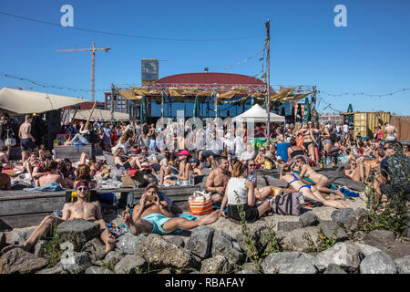 Les Pays-Bas, Amsterdam, NDSM trimestre. Ville célèbre plage, restaurant et lieu de l'événement DE PLLEK sur la rive nord de la rivière IJ. Banque D'Images