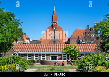 Les Pays-Bas, l'École d'Amsterdam (Amsterdamse School) est un style architectural qui s'est posée à partir de 1910 jusqu'à environ 1930. Par exemple sur le Magalhae Banque D'Images