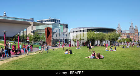 Les Pays-Bas, Amsterdam. La place du musée, Musée Stedelijk gauche, au Musée Van Gogh, Rijksmuseum droite. Banque D'Images