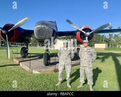 BASE COMMUNE de Pearl Harbor, Maine HICKAM-Master Sgt. Shamar Jones, 690th Escadron Opérations cybernétiques, et le sergent. David Knutson, 647e Escadron de soutien de la Force, avec le capitaine Tiffany Harwood, 15e Escadron d'opérations médicales, qui n'était pas disponible pour une photo, a remporté la première place dans le tout premier concours de bougies d'Aloha. Leur idée de mettre en œuvre des pilotes d'alerte signe de faire demi-tour avant d'atteindre la base a attiré 131 "aime" sur la page Facebook de la 15e Escadre. Le colonel Halsey Burks, 15e Escadre, a annoncé la constitution d'une base commune Pearl leadership Harbor-Hickam travaille actuellement avec l'état d'Hawai Banque D'Images