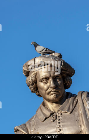 Les Pays-Bas, Amsterdam. La place Rembrandt. Pigeon sur la statue de Rembrandt. Banque D'Images