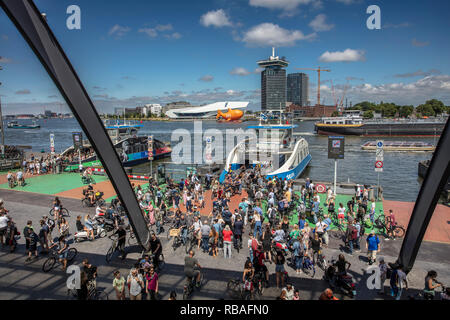 Les Pays-Bas, Amsterdam. La gare centrale. Ferry gratuit pour les banques du nord de la rivière IJ. Banque D'Images