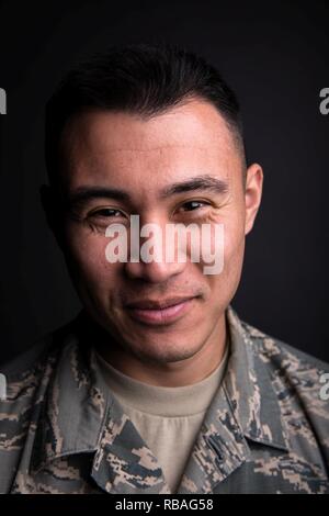 Airman Senior Francis Dennis Fernandez, 2e Escadron de missiles de croisière de munitions Technicien de vol, sourit à base aérienne de Barksdale, en Louisiane, le 18 décembre 2018. Fernandez est très impliqué avec l'Air Force Association du sergent, qui lui fournit les moyens de planifier et d'organiser des événements d'apporter d'aviateurs ensemble. Banque D'Images