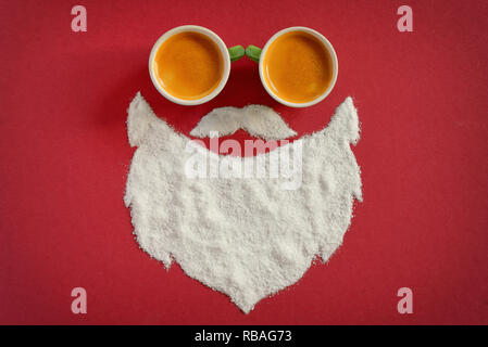 Père Noël en sucre barbe blanche et tasses à espresso Banque D'Images