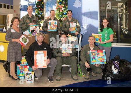 Le 149e Escadron de chasse, Virginia Air National Guard, partenaire de la maison publique Ox Orange pour recueillir plus de 600 jouets et faire un don à l'Hôpital pour enfants de la King's Daughters, le 18 décembre 2018, à Norfolk, en Virginie. Cet effort de bienfaisance de la 149e FS est en ligne avec de nombreux partenariats communautaires et d'événements de charité qui se produisent tout au long de l'année dans tout le VaANG. Banque D'Images