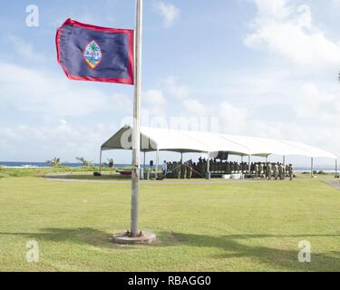 SANTA RITA, Guam, (Déc 19, 2018) Les participants de la rivière côtière Group (CRG) 1, Det. Cérémonie de changement de Guam se tenir pendant la présentation des couleurs, le chant de l'hymne national et l'hymne de Guam à Asan Beach War Memorial, le 19 décembre. Robert D. Holt soulagé le lieutenant Cmdr. Edward Yandoc comme officier responsable de CRG 1 Det. Guam. Banque D'Images