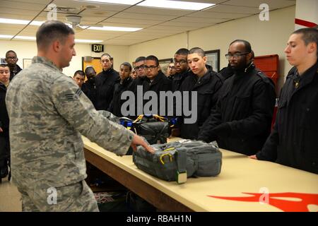 Les Cadets de l'Académie jeunesse du New Jersey, État du New Jersey Ministère des Affaires des anciens combattants et militaires, basée à Joint Base McGuire-Dix-Lakehurst, recevoir un briefing de l'équipage d'équipement de vol personnel à la 177e Escadre de chasse, New Jersey Air National Guard, Egg Harbor Township, N.J., lors d'une visite de base le 19 décembre 2018. Leur visite comprenait une visite de l'équipage section de l'équipement de vol et le service d'incendie et des démonstrations à partir de la neutralisation des explosifs et munitions et ASOS. personnel 227e Banque D'Images