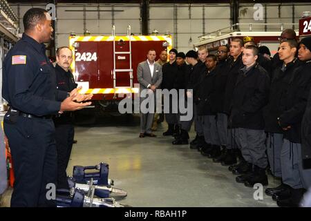 Les Cadets de l'Académie jeunesse du New Jersey, État du New Jersey Ministère des Affaires des anciens combattants et militaires, basée à Joint Base McGuire-Dix-Lakehurst, recevoir un exposé du personnel du service d'incendie à la 177e Escadre de chasse, New Jersey Air National Guard, Egg Harbor Township, N.J., lors d'une visite de base le 19 décembre 2018. Leur visite comprenait une visite de l'équipage section de l'équipement de vol et le service d'incendie et des démonstrations à partir de la neutralisation des explosifs et munitions et ASOS. personnel 227e Banque D'Images