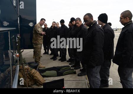 Les Cadets de l'Académie jeunesse du New Jersey, État du New Jersey Ministère des Affaires des anciens combattants et militaires, basée à Joint Base McGuire-Dix-Lakehurst, recevoir un briefing sur l'équipement de neutralisation des explosifs et munitions de l'Armée de l'Air Tech. Le Sgt. Philip Douglass, technicien de NEM avec la 177e Escadre de chasse, New Jersey Air National Guard, Egg Harbor Township, N.J., lors d'une visite de base le 19 décembre 2018. Leur visite comprenait une visite de l'équipage section de l'équipement de vol et le service d'incendie et des démonstrations à partir de la neutralisation des explosifs et munitions et le 227e Escadron d'opérations d'appui aérien perso Banque D'Images