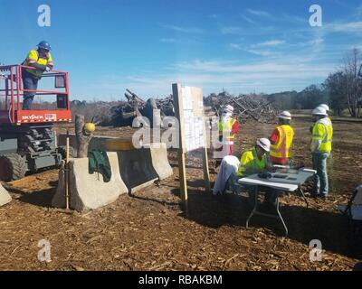 Au cours de sa course sèche avant son grand soir, le père Noël s'arrête dans le sud-ouest de la Géorgie à se propager de noël et visiter l'Army Corps of Engineers' la gestion des débris que l'équipe travaille à nettoyer les débris de l'ouragan Michael laissé le 23 décembre 2018. Tout au long de la journée, il a fait escale dans toute la région, tant l'esprit des fêtes dans le bureau et avec ses coéquipiers sur le terrain. Il a même donné quelques sur-le-champ la formation à la sécurité à l'un des sites de gestion des débris. Plus de 125 employés à travers le corps sont passer des vacances dans le Sud-Ouest de la Géorgie travailler pour effacer environ cinq Banque D'Images