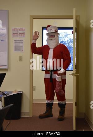 Au cours de sa course sèche avant son grand soir, le père Noël s'arrête dans le sud-ouest de la Géorgie à se propager de noël et visiter l'Army Corps of Engineers' la gestion des débris que l'équipe travaille à nettoyer les débris de l'ouragan Michael laissé le 23 décembre 2018. Tout au long de la journée, il a fait escale dans toute la région, tant l'esprit des fêtes dans le bureau et avec ses coéquipiers sur le terrain. Il a même donné quelques sur-le-champ la formation à la sécurité à l'un des sites de gestion des débris. Plus de 125 employés à travers le corps sont passer des vacances dans le Sud-Ouest de la Géorgie travailler pour effacer environ cinq Banque D'Images