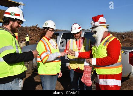 Au cours de sa course sèche avant son grand soir, le père Noël s'arrête dans le sud-ouest de la Géorgie à se propager de noël et visiter l'Army Corps of Engineers' la gestion des débris que l'équipe travaille à nettoyer les débris de l'ouragan Michael laissé le 23 décembre 2018. Tout au long de la journée, il a fait escale dans toute la région, tant l'esprit des fêtes dans le bureau et avec ses coéquipiers sur le terrain. Il a même donné quelques sur-le-champ la formation à la sécurité à l'un des sites de gestion des débris. Plus de 125 employés à travers le corps sont passer des vacances dans le Sud-Ouest de la Géorgie travailler pour effacer environ cinq Banque D'Images