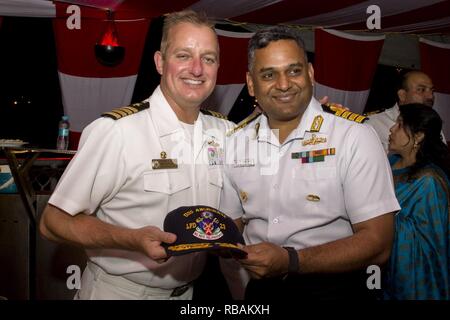 VISAKHAPATNAM, Inde (31 déc. 24, 2018) Le capitaine de vaisseau américain Dennis Jacko, commandant de la San Antonio-classe de transport amphibie USS dock Anchorage (LPD 23), gauche, remet un cadeau au capitaine Rajesh Nair, commandant de la marine indienne destroyer INS Rajput (D 51), au cours d'une réception organisée indiennes, tout en menant un déploiement de coopération avec la marine indienne. Anchorage est déployé comme une partie du groupe amphibie d'Essex (ARG) et 13e Marine Expeditionary Unit (MEU). L'Essex ARG/ 13e MEU est capable d'une mortelle et Navy-Marine Corps équipe déployée à la 7e flotte de ope Banque D'Images