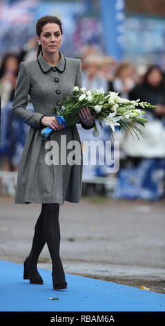 La duchesse de Cambridge avec le duc de Cambridge détient un hommage floral en souvenir de l'ancien président du club de Leicester City Vichai Srivaddha Banque D'Images