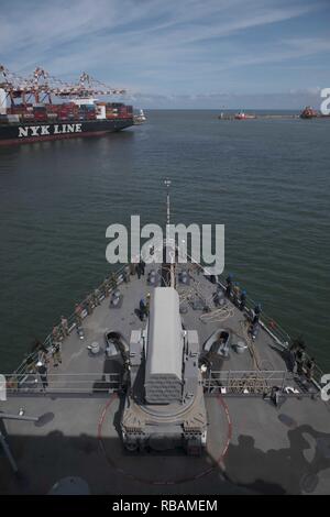 COLOMBO, SRI LANKA (31 déc. 21, 2018) marins et Marines man les rails de classe Whidbey Island landing ship dock USS Rushmore (LSD 47) que le navire quitte Colombo, Sri Lanka lors d'un déploiement de la Essex Groupe amphibie (ARG) et 13e Marine Expeditionary Unit (MEU). L'Essex ARG/13e MEU est capable d'une mortelle et Navy-Marine Corps équipe déployée pour la 7è zone des opérations de la flotte pour soutenir la stabilité régionale, de rassurer les partenaires et alliés et maintenir une présence postured à répondre à n'importe quelle crise allant de l'aide humanitaire aux opérations de contingence. Banque D'Images