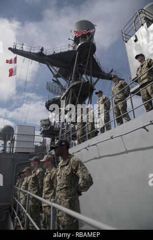 COLOMBO, SRI LANKA (31 déc. 21, 2018) les rails de marins homme de classe Whidbey Island landing ship dock USS Rushmore (LSD 47)que le navire quitte Colombo, Sri Lanka lors d'un déploiement de la Essex Groupe amphibie (ARG) et 13e Marine Expeditionary Unit (MEU). L'Essex ARG/13e MEU est capable d'une mortelle et Navy-Marine Corps équipe déployée pour la 7è zone des opérations de la flotte pour soutenir la stabilité régionale, de rassurer les partenaires et alliés et maintenir une présence postured à répondre à n'importe quelle crise allant de l'aide humanitaire aux opérations de contingence. Banque D'Images