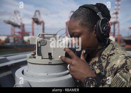 COLOMBO, SRI LANKA (31 déc. 21, 2018) matelot timonier, Nataisha Rodriguez prend à bord du roulement de classe Whidbey Island landing ship dock USS Rushmore (LSD 47) que le navire quitte Colombo, Sri Lanka, lors d'un déploiement de la Essex Groupe amphibie (ARG) et 13e Marine Expeditionary Unit (MEU). L'Essex ARG/13e MEU est capable d'une mortelle et Navy-Marine Corps équipe déployée pour la 7è zone des opérations de la flotte pour soutenir la stabilité régionale, de rassurer les partenaires et alliés et maintenir une présence postured à répondre à n'importe quelle crise allant de l'assistance humanitaire à l'opération d'urgence Banque D'Images