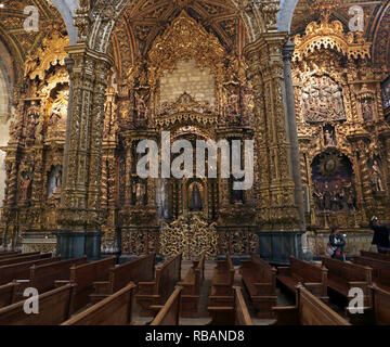 Porto, Portugal - Mars 23, 2015 : partie latérale de l'autel de l'église de San Francisco (High ISO photo) Banque D'Images