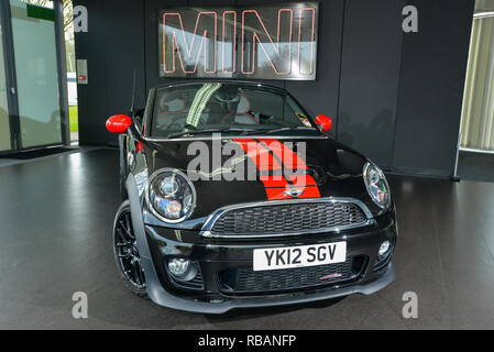 2012 R57 Mini Cooper JCW forme la petite voiture décapotable Banque D'Images