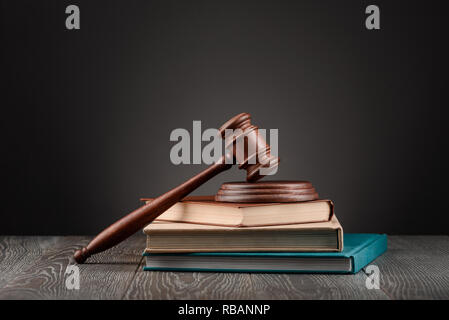 Gavel on top of books Banque D'Images