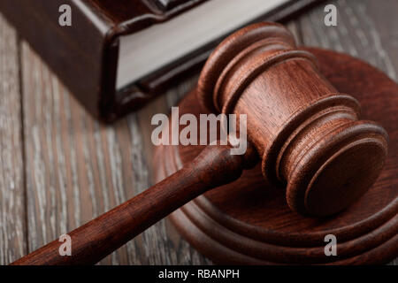 Close up on judge's gavel Banque D'Images