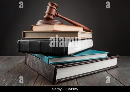 Gavel on top of books Banque D'Images