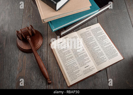 Sainte Bible et gavel Banque D'Images