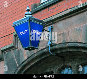 Lampe de poste de police bleue traditionnelle et historique, poste de police Stockton Heath, South Warrington, Cheshire, Angleterre du Nord-Ouest, Royaume-Uni, WA4 2AF Banque D'Images