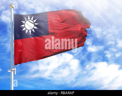 Drapeau national de Taiwan, sur un poteau en face de ciel bleu. Banque D'Images