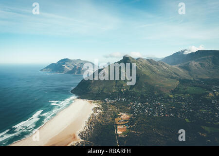 Vue aérienne de Noordhoek beach, une superbe plage vierge juste le long de la côte de Cape Town. Banque D'Images
