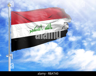 Drapeau national de l'Irak sur un poteau en face de ciel bleu. Banque D'Images