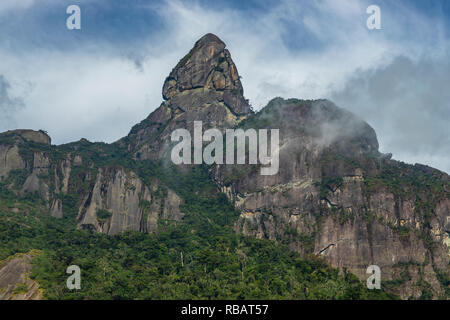 Vue magnifique sur la montagne, cette montagne s'appelle, le doigt de Dieu et est situé à Teresopolis, l'état de Rio en janvier, le Brésil en Amérique du Sud. Banque D'Images