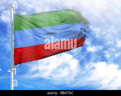 Drapeau national du Daghestan sur un poteau en face de ciel bleu. Banque D'Images