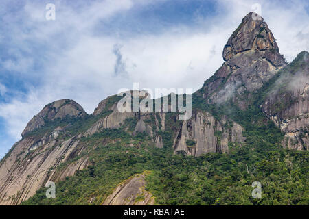 Vue magnifique sur la montagne, cette montagne s'appelle, le doigt de Dieu et est situé à Teresopolis, l'état de Rio en janvier, le Brésil en Amérique du Sud. Banque D'Images