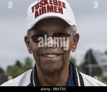 Portrait de l'ancien chef d'équipe, avec l'Aîné Donald Tuskegee Airman lors d'une cérémonie en l'honneur de Sergent Malvin Whitfield, Whitfield piste sur Rickenbacker Air National Guard Base, Ohio, le 2 août 2018. L'image de courtoisie d'un membre de la 1re classe Tiffany Emery / 121e Escadre de ravitaillement en vol des affaires publiques. () Banque D'Images