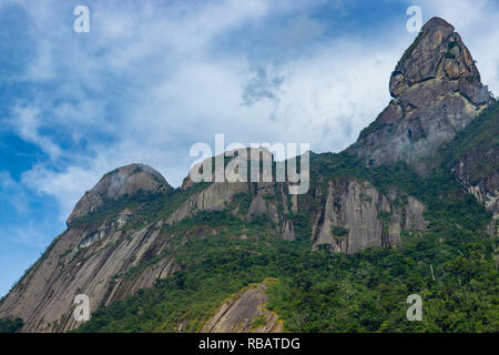 Vue magnifique sur la montagne, cette montagne s'appelle, le doigt de Dieu et est situé à Teresopolis, l'état de Rio en janvier, le Brésil en Amérique du Sud. Banque D'Images