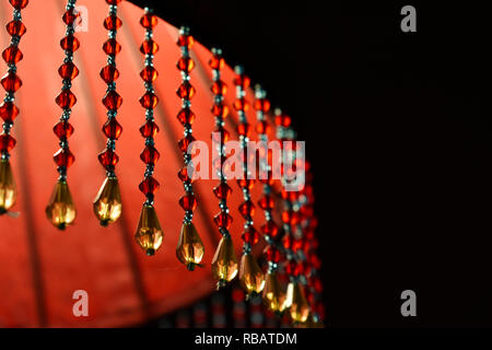 Lampe rouge avec la lumière allumée. Contraste élevé. Banque D'Images