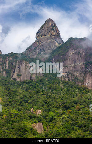 Vue magnifique sur la montagne, cette montagne s'appelle, le doigt de Dieu et est situé à Teresopolis, l'état de Rio en janvier, le Brésil en Amérique du Sud. Banque D'Images