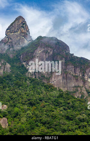 Vue magnifique sur la montagne, cette montagne s'appelle, le doigt de Dieu et est situé à Teresopolis, l'état de Rio en janvier, le Brésil en Amérique du Sud. Banque D'Images