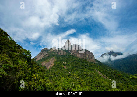 Vue magnifique sur la montagne, cette montagne s'appelle, le doigt de Dieu et est situé à Teresopolis, l'état de Rio en janvier, le Brésil en Amérique du Sud. Banque D'Images