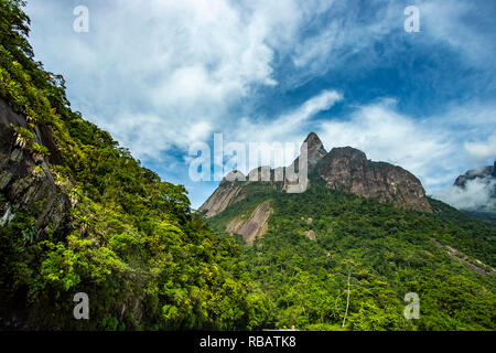 Vue magnifique sur la montagne, cette montagne s'appelle, le doigt de Dieu et est situé à Teresopolis, l'état de Rio en janvier, le Brésil en Amérique du Sud. Banque D'Images